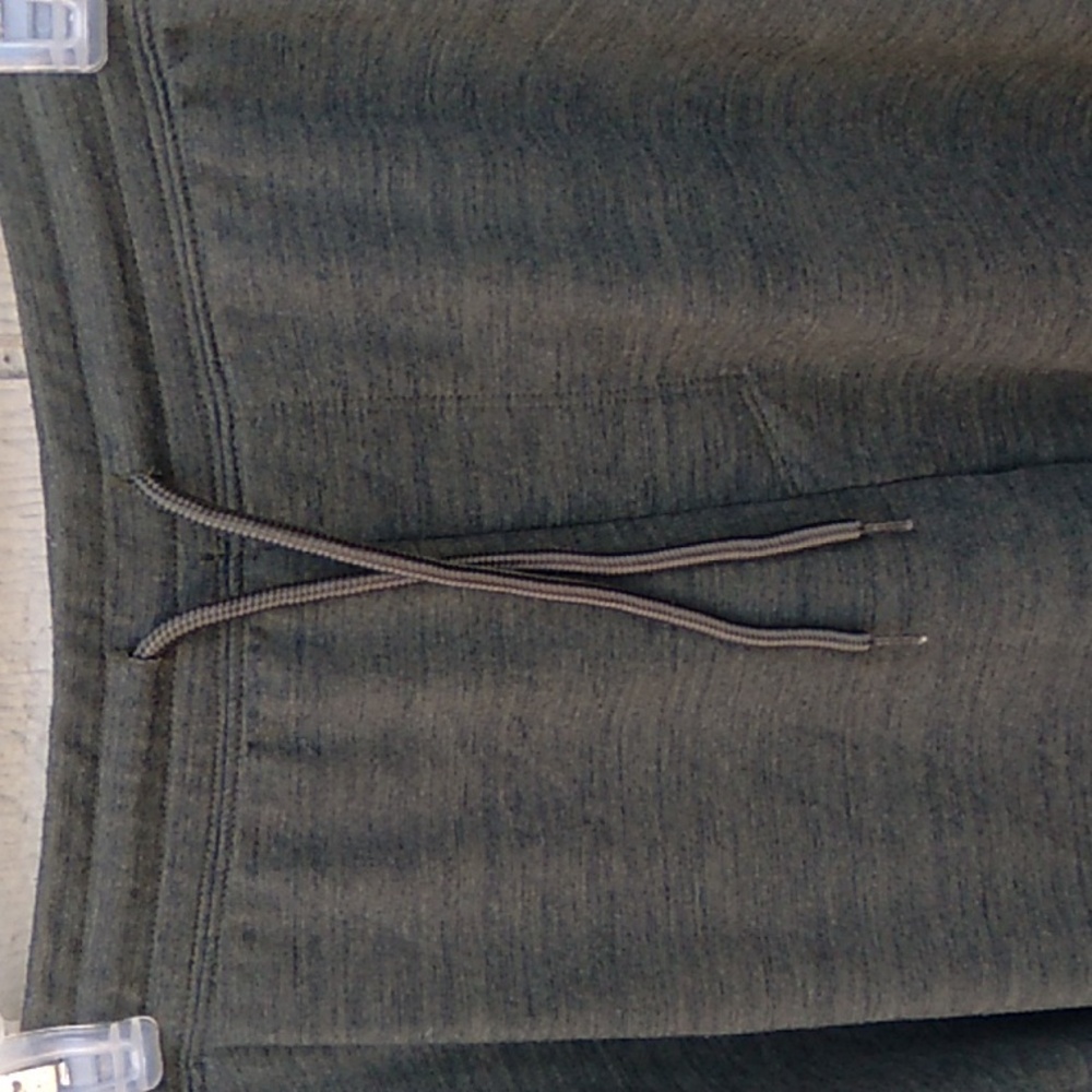 Athletic Works 2XL (44-46) color green army heather and side pockets. Waist ties